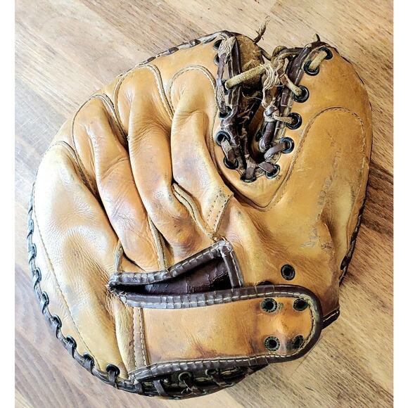 Vintage Leather Baseball Catcher' Mitt, It's A Wilson Left Hand Catchers Glove - Picture 2 of 4